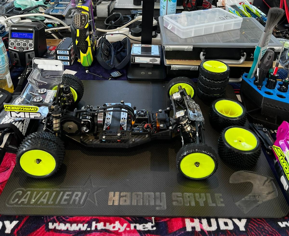 Kyosho Mini Inferno ST Tuningteil – Alu Front Dämpferturm Mit Schrauben, 1er Set Silber